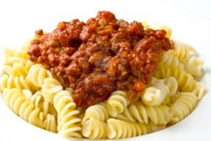 10069028-pasta-con-salsa-bolognesa-con-tomate-y-carne